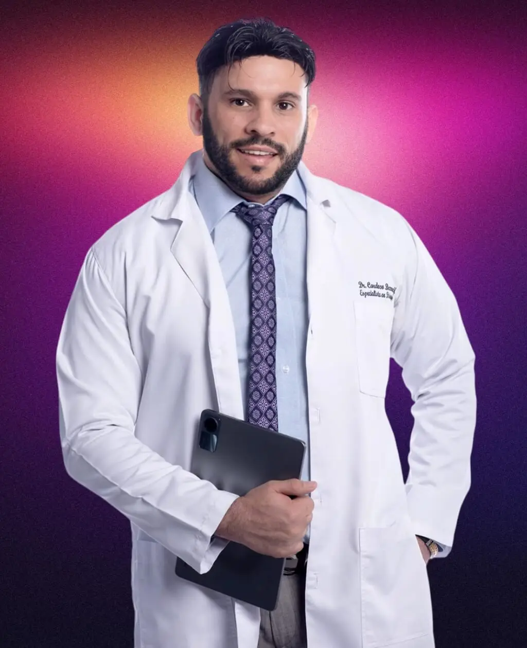 El Dr. Yuniesky Cardoso Becerra ha complementado su formación académica con cursos y diplomados adicionales en áreas como soporte vital, atención integral a víctimas de violencia sexual y trastornos mentales mayores.